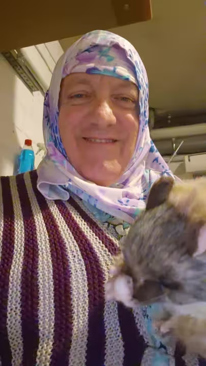 Fatma zeigt ein Geschenk