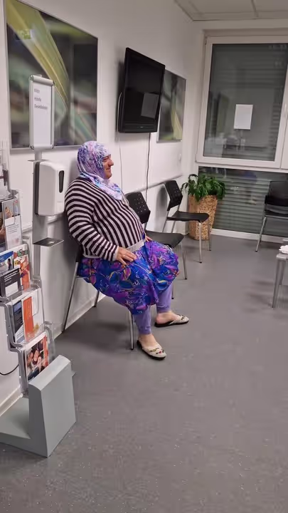 Fatma bei der Sparkasse
